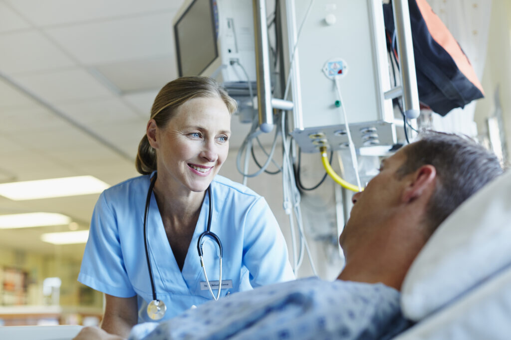 Coupeur de feu, quelle utilité? smiling doctor looking at patient in hospital ward